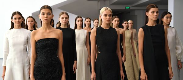 عارضات أزياء يقدمن مجموعة أزياء Wadha من تصميم القطرية وضحى الهاجري بمتحف لفنون الوسائط المتعددة في موسكو - سبوتنيك عربي