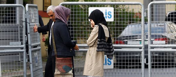 خطيبة الصحفي السعودي جمال خاشقجي وصديقتها تنتظران خارج قنصلية المملكة العربية السعودية في إسطنبول - سبوتنيك عربي