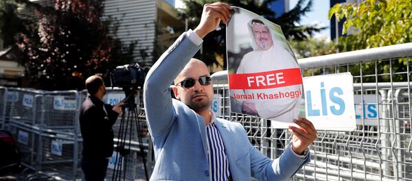 متظاهر يحمل صورة للصحفي السعودي جمال خاشقجي أثناء احتجاج أمام القنصلية السعودية في إسطنبول متظاهر يحمل صورة للصحفي السعودي جمال خاشقجي أثناء احتجاج أمام القنصلية السعودية في إسطنبول - سبوتنيك عربي