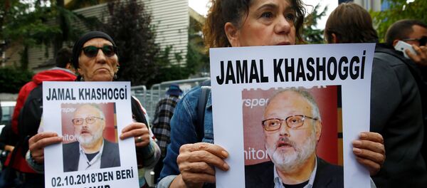 ناشطون في مجال حقوق الإنسان يحملون صوراً للصحفي السعودي جمال خاشقجي أثناء مظاهرة احتجاجية خارج القنصلية السعودية في إسطنبول - سبوتنيك عربي