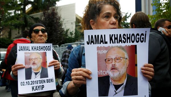 ناشطون في مجال حقوق الإنسان يحملون صوراً للصحفي السعودي جمال خاشقجي أثناء مظاهرة احتجاجية خارج القنصلية السعودية في إسطنبول - سبوتنيك عربي