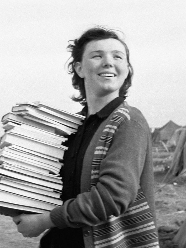 موظفة في مكتبة وساعية بريد بموسكو - سبوتنيك عربي