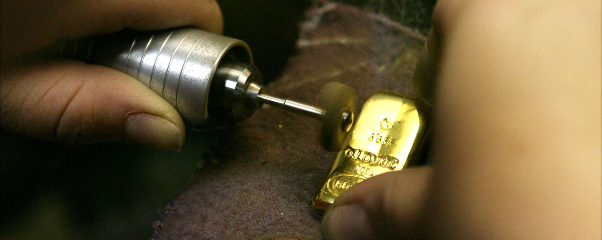 تنظيف وتلميع سبائك الذهب في مصنع تنظيف الذهب في نوفوسيبيرسك  - سبوتنيك عربي, 1920, 02.05.2024