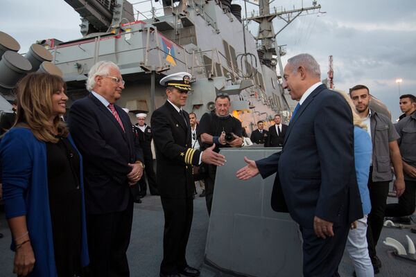 قيام نتنياهو وزوجته بجولة على المدمرة الأمريكية (يو.إس.إس روس) بعد وصولها إلى ميناء أسدود ومصافحته الضباط والبحارة - سبوتنيك عربي