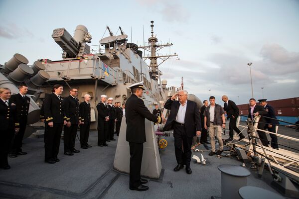 السفير الأمريكي في إسرائيل على المدمرة الأمريكية (يو.إس.إس روس) بعد وصولها إلى ميناء أسدود  - سبوتنيك عربي