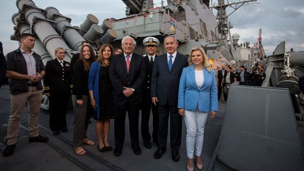 نتنياهو وزوجته والسفير الأمريكي في إسرائيل وكابتن المدمرة الأمريكية (يو.إس.إس روس) بعد وصولها إلى ميناء أسدود - سبوتنيك عربي