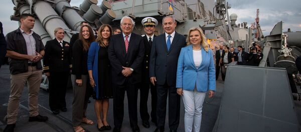 نتنياهو وزوجته والسفير الأمريكي في إسرائيل وكابتن المدمرة الأمريكية (يو.إس.إس روس) بعد وصولها إلى ميناء أسدود - سبوتنيك عربي