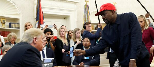 المطرب الأمريكي كانيى ويست مع الرئيس الأمريكي دونالد ترامب في البيت الأبيض، 11 أكتوبر/تشرين الأول 2018 - سبوتنيك عربي