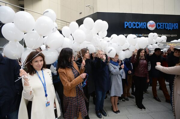 اعتصام صحفيي وكالة روسيا سيغودنيا تضامنا مع الصحفي المعتقل الروسي كيريل فيشينسكي، موسكو 12 أكتوبر/ تشرين الأول 2018 - سبوتنيك عربي