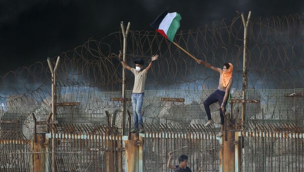 استمرار احتجاجت الفلسطينيين على السياج الحدودي بين قطاع غزة وإسرائيل، 8 أكتوبر/ تشرين الأول 2018 - سبوتنيك عربي