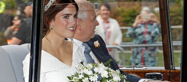 وصول الأميرة يوجيني حفيدة الملكة إليزابيث إلى قلعة وندسور، بريطانيا 12 أكتوبر/ تشرين الأول 2018 وصول الأميرة يوجيني حفيدة الملكة إليزابيث إلى قلعة وندسور، بريطانيا 12 أكتوبر/ تشرين الأول 2018 - سبوتنيك عربي