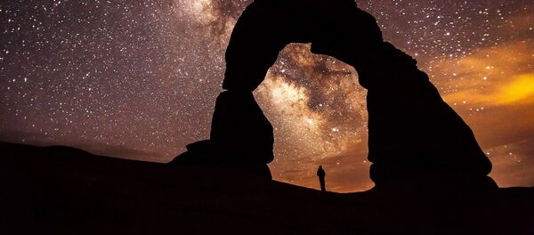 مجرة درب التبانة من خلال قوس ديليكت في ولاية يوتا الأمريكية - سبوتنيك عربي