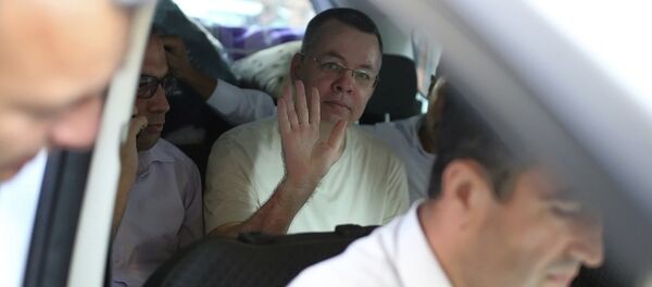 أمر القضاء التركي اليوم الجمعة برفع كافة القيود القضائية المفروضة على القس الأمريكي أندرو برونسون وإطلاق سراحه فورا. - سبوتنيك عربي