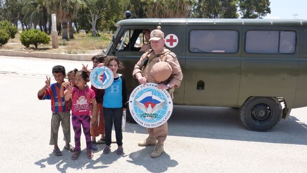جندي من مركز المصالحة الروسي في سوريا مع اطفال سوريين - سبوتنيك عربي