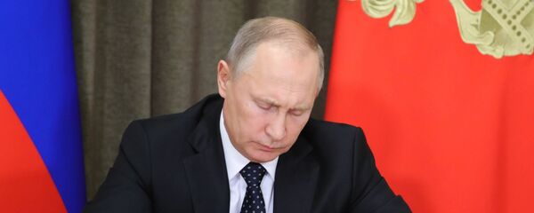 بوتين يوقع على وثيقة - سبوتنيك عربي