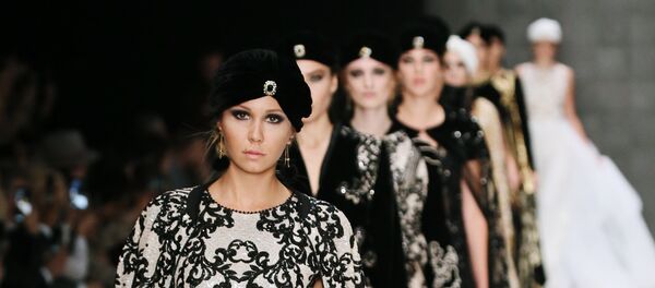 عرض أزياء من المصممين المغاربة في عرض أزياء مرسيدس-بينز في إطار أسبوع الموضة في موسكو - سبوتنيك عربي