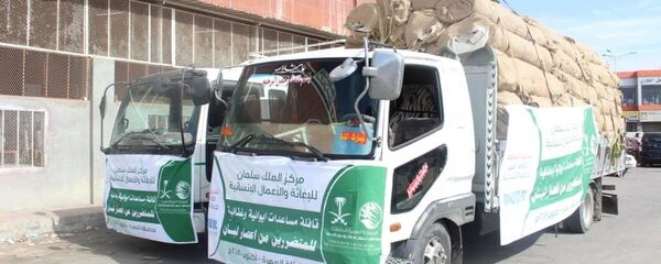 قوافل مساعدات سعودية تتجه إلى اليمن - سبوتنيك عربي