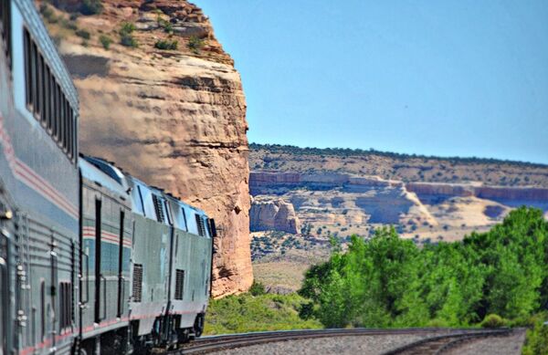 السكة الحديدية كاليفورنيا زيفاير (The California Zephyr) التي تربط بين المدن الأمريكية تشكاتو وسان فرانسيسكو - سبوتنيك عربي