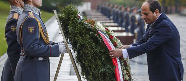 الرئيس المصري عبد الفتاح السيسي، يضع أكليلا من الزهور على قبر الجندي المجهول في روسيا، 16 أكتوبر/تشرين الأول 2018 - سبوتنيك عربي