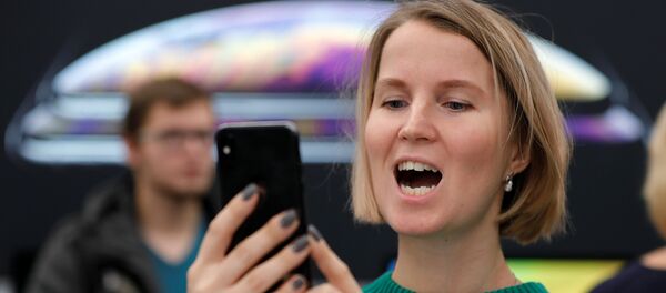 عميلة لـ أبل منبهرة في حفل إطلاق هواتف آيفون إكس إس وإكس إس ماكس وإكس آر - سبوتنيك عربي