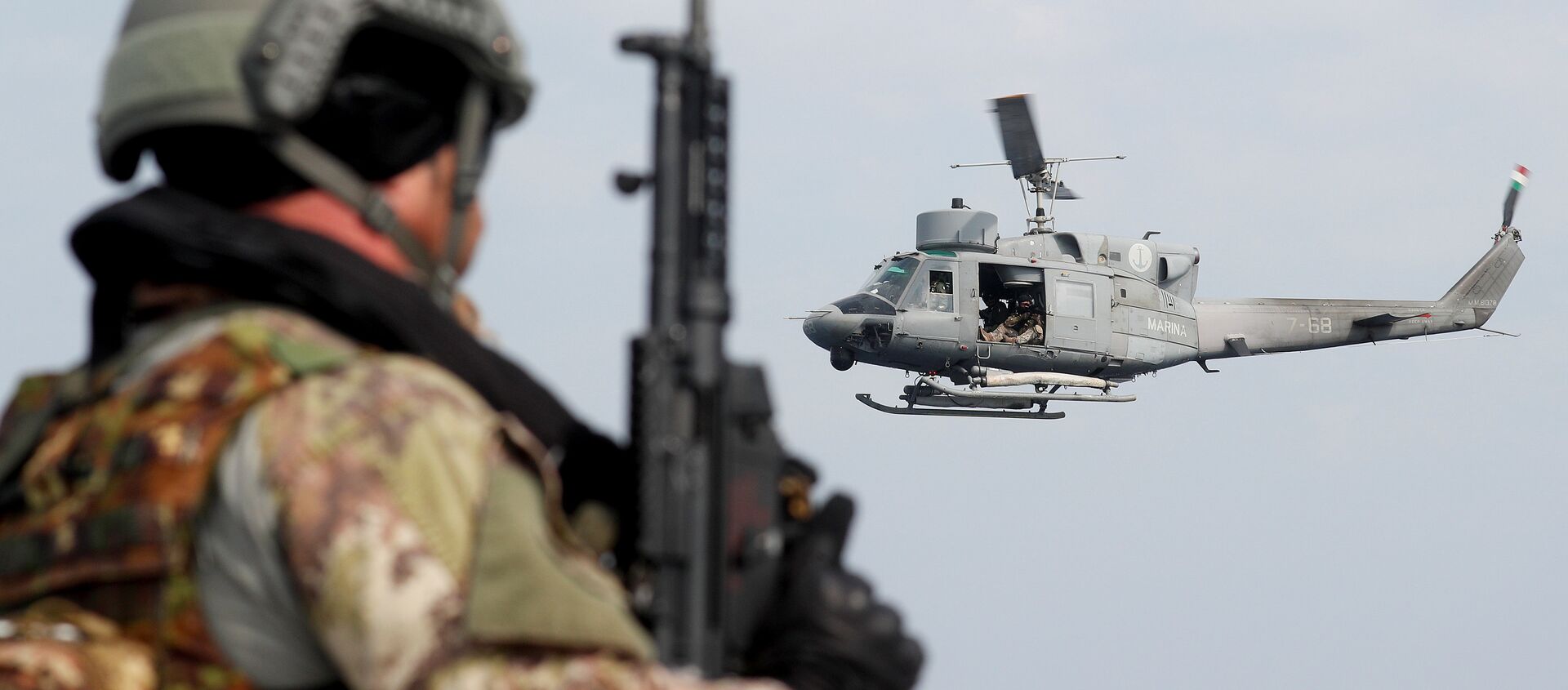 جندي قناص إيطالي بالقرب من مروحية عسكرية بريطانية - سبوتنيك عربي, 1920, 04.04.2021