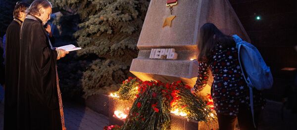 أهالي سيفاستوبل يضعون أكاليل الزهور لضحايا معهد كيرتش - سبوتنيك عربي