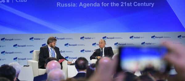 الرئيس فلاديمير بوتين خلال اللقاء في نادي فالداي بمدينة سوتشي، 18 أكتوبر/ تشرين الأول 2018 - سبوتنيك عربي