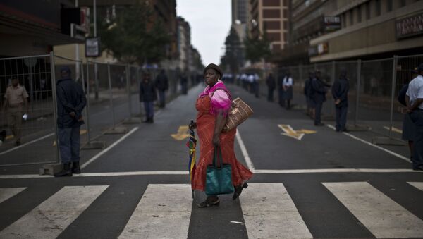 امرأة تسير في أحد شوارع جنوب أفريقيا  - سبوتنيك عربي
