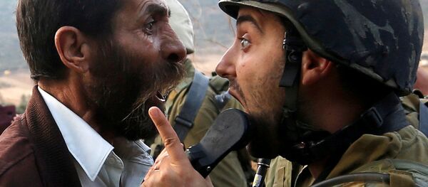 شجار بين رجل فلسطيني وجندي إسرائيلي  خلال الاحتجاجات بإغلاق مدرسة بالقرب من مدينة نابلس، الضفة الغربية، فلسطين، 15 أكتوبر/ تشرين الأول 2018 - سبوتنيك عربي