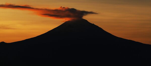 سحابة من الرماد تتصاعد من بركان بوبوكاتيبتيل، كما تُرى من مكسيكو سيتي، 15 أكتوبر/ تشرين الأول 2018 - سبوتنيك عربي