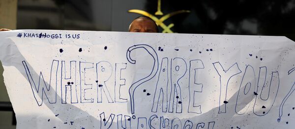 صحفي إندونيسي يحمل لافتة مكتوب عليها أين خاشقجي بالقر بمن السفارة السعودية في جاكرتا - سبوتنيك عربي