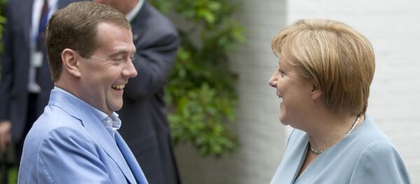 رئيس الحكومة دميتري ميدفيديف مع المستشارة الألمانية أنجيلا ميركل - سبوتنيك عربي