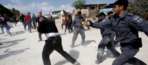فض الجيش الإسرائيلي لتظاهرة في الخان الأحمر شرق القدس - سبوتنيك عربي