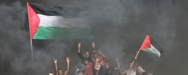 استمرار الاحتجاجات والمطالبة برفع الحصار عن قطاع غزة، الحدود بين قطاع غزة وإسرائيل، 19 أكتوبر/ تشرين الأول 2018 استمرار الاحتجاجات والمطالبة برفع الحصار عن قطاع غزة، الحدود بين قطاع غزة وإسرائيل، 19 أكتوبر/ تشرين الأول 2018 - سبوتنيك عربي