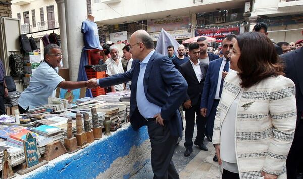 الرئيس العراقي برهم صالح خلال تواجده بين المواطنين في شارع المتنبي  - سبوتنيك عربي