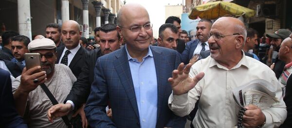 الرئيس العراقي برهم صالح خلال تواجده بين المواطنين في شارع المتنبي الرئيس العراقي برهم صالح خلال تواجده بين المواطنين في شارع المتنبي - سبوتنيك عربي