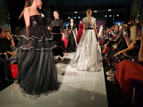 مجموعة من أزياء المصممة السعودية، أروى العماري ، في ملتقى أيام الأزياء العربية في موسكو - سبوتنيك عربي