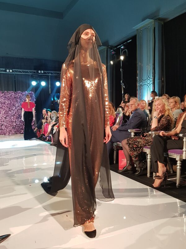 مجموعة من أزياء المصممة الروسية، أناستازيا رايكوفا ، في ملتقى أيام الأزياء العربية في موسكو - سبوتنيك عربي