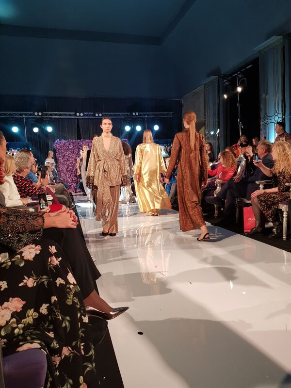 مجموعة من أزياء المصممة الروسية، أناستازيا رايكوفا ، في ملتقى أيام الأزياء العربية في موسكو - سبوتنيك عربي