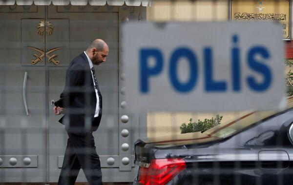 أحد أفراد الأمن يقف عند مدخل القنصلية السعودية في اسطنبول - سبوتنيك عربي