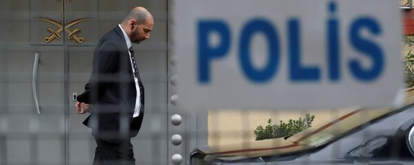 أحد أفراد الأمن يقف عند مدخل القنصلية السعودية في اسطنبول أحد أفراد الأمن يقف عند مدخل القنصلية السعودية في اسطنبول - سبوتنيك عربي