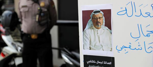 شرطي يقف حراسة بينما كان صحفي إندونيسي يحمل لافتة خلال مظاهرة احتجاج على اختفاء الصحفي السعودي جمال خاشقجي أمام سفارة المملكة العربية السعودية في جاكرتا شرطي يقف حراسة بينما كان صحفي إندونيسي يحمل لافتة خلال مظاهرة احتجاج على اختفاء الصحفي السعودي جمال خاشقجي أمام سفارة المملكة العربية السعودية في جاكرتا - سبوتنيك عربي