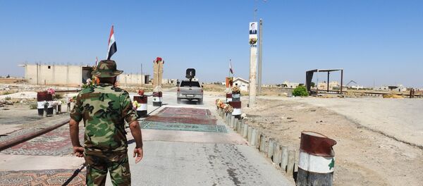 جندي سوري يقف على معبر أبو الظهور الإنساني - سبوتنيك عربي