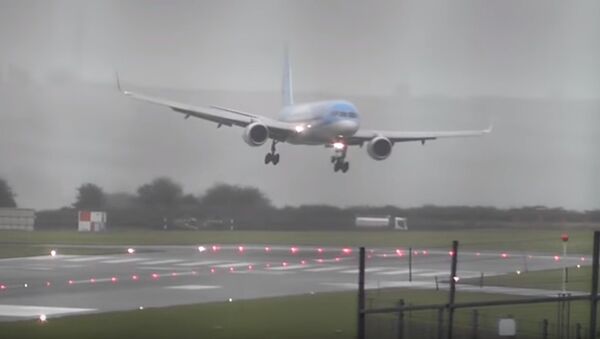 هبوط طائرة اضطراريا في مطار بريستول البريطاني بفعل عاصفة كالوم - سبوتنيك عربي