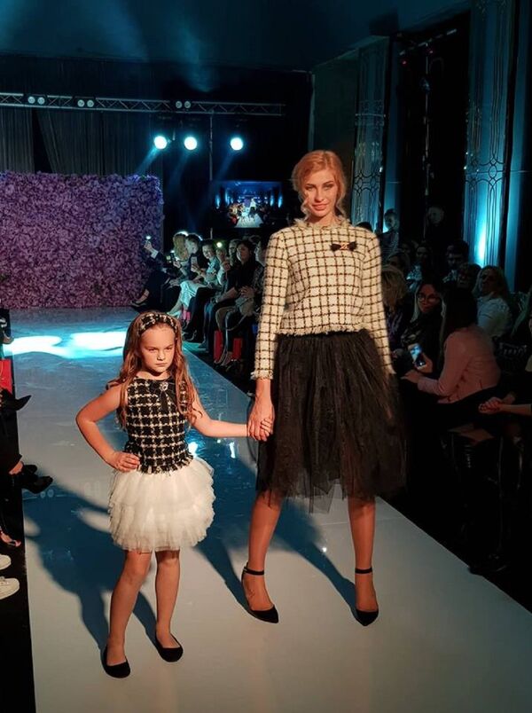 مجموعة من أزياء المصممة السورية، ايفلين عبيد ، في ملتقى أيام الأزياء العربية في موسكو - سبوتنيك عربي