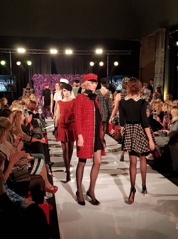 مجموعة من أزياء المصممة السورية، ايفلين عبيد ، في ملتقى أيام الأزياء العربية في موسكو - سبوتنيك عربي