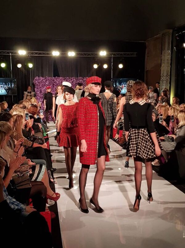 مجموعة من أزياء المصممة السورية، ايفلين عبيد ، في ملتقى أيام الأزياء العربية في موسكو - سبوتنيك عربي