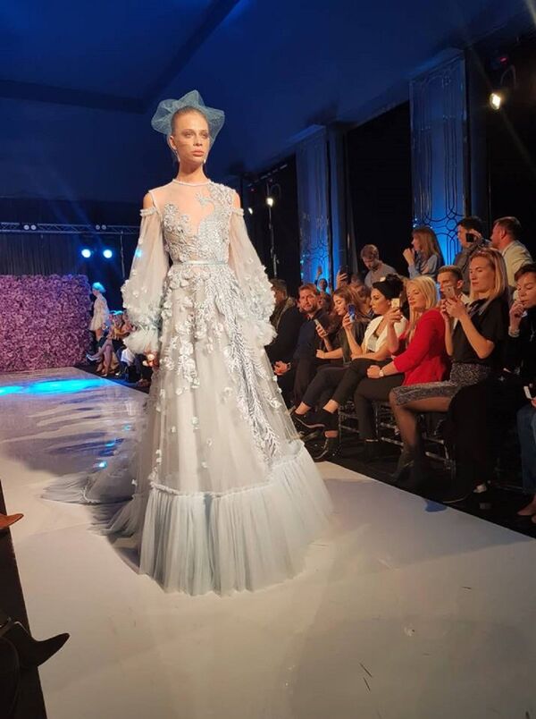 مجموعة من دار الأزياء (AMATO COUTURE)، في ملتقى أيام الأزياء العربية في موسكو - سبوتنيك عربي