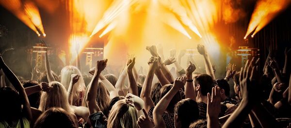 لحظة انهيار أرضية وإصابة 30 شخصا خلال حفل في أمريكا - سبوتنيك عربي