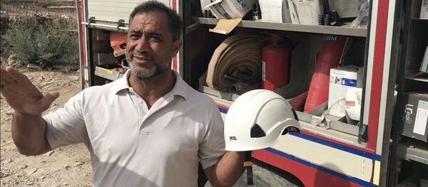 حسن فاروق محمد، كبير فريق الخوذ البيضاء السابقة، يستعرض أما الصحفيين ما الذي كانوا يستخدمونه أفراد الخوذ البيضاء في الجزء القديم من مدينة درعا في جنوب سوريا حسن فاروق محمد، كبير فريق الخوذ البيضاء السابقة، يستعرض أما الصحفيين ما الذي كانوا يستخدمونه أفراد الخوذ البيضاء في الجزء القديم من مدينة درعا في جنوب سوريا - سبوتنيك عربي